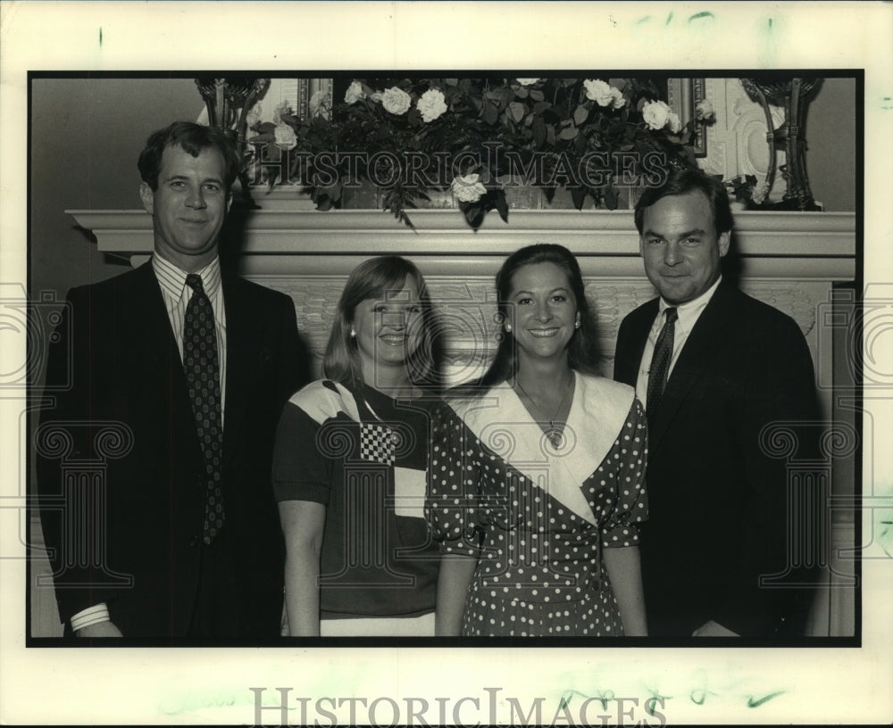 1990 Press Photo Ole Miss reunion attendees pose for a photo op at fireplace - Historic Images