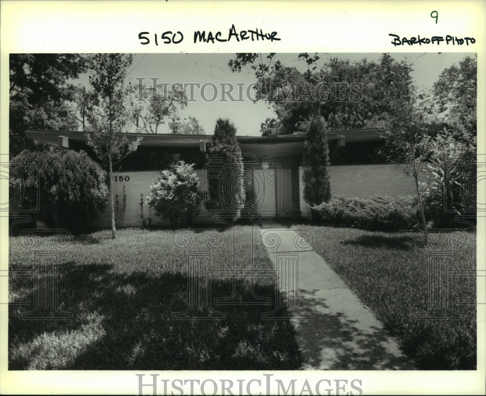 1989 Press Photo Exterior view of a house at 5150 MacArthur - Historic Images