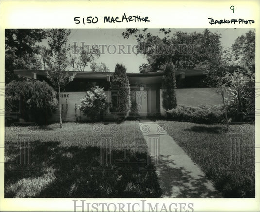1989 Press Photo Exterior view of a house at 5150 MacArthur - Historic Images