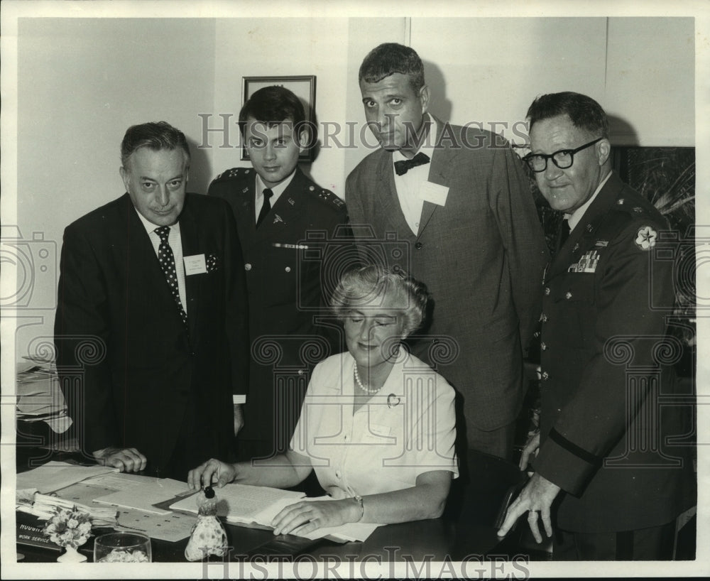 Press Photo Civic &amp; Military Official gather for a contract signing - Historic Images