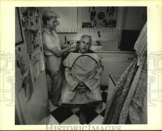 1988 Press Photo Hair stylish Dani Honold cuts the hair of Peter Dombourian - Historic Images
