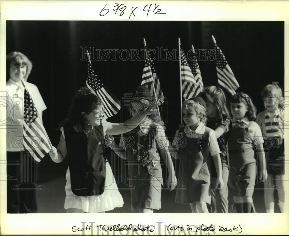 1988 Press Photo Dara DeMers at flag raising of Honey Island Elementary School - Historic Images