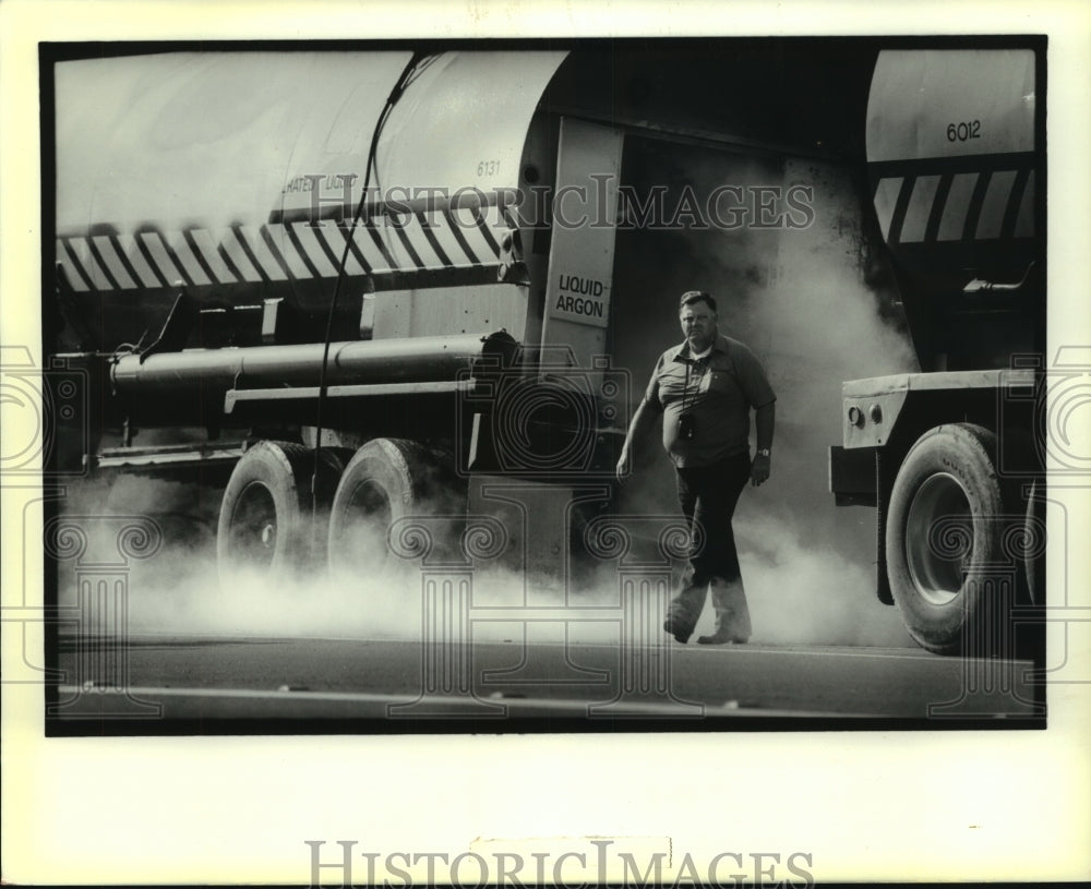 1988 Press Photo Liquid Argon trucks at Honey Island Elementary School - Historic Images