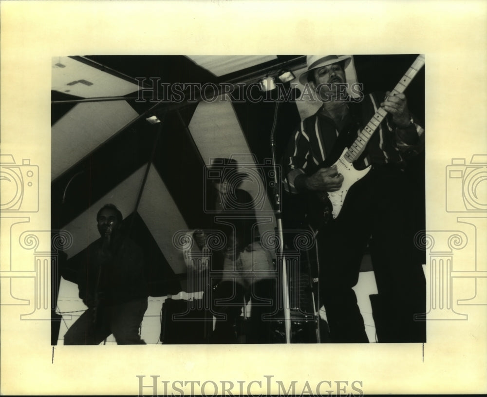 1992 Press Photo Honey Island Band jammed for the crowd - Historic Images