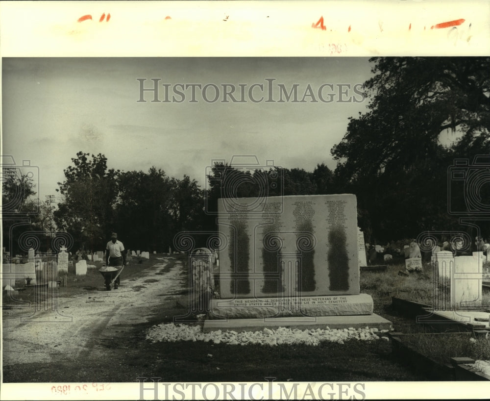 Press Photo New Monument Honoring Veterans at Holt Cemetery - nob35332 - Historic Images