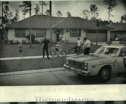 1978 Press Photo Investigators at murdered couple's house in Slidell - nob35346 - Historic Images