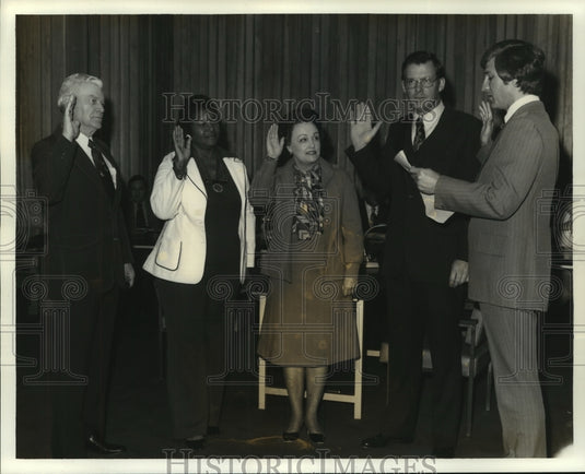 1977 Press Photo Louisiana Board of Regents sworn in by Secretary Paul M. Hardy - Historic Images