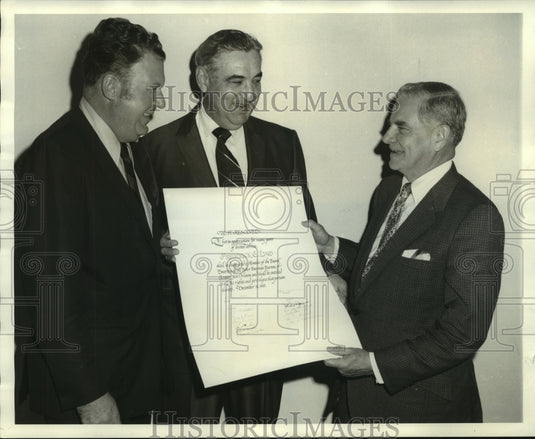 1971 Press Photo Fred Lind honored by the members of the Better Business Bureau-Historic Images