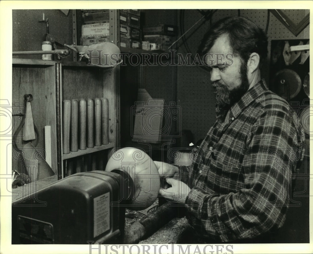 1991 Press Photo Dennis Hinds puts finishing touches on bowl at Covington home - Historic Images