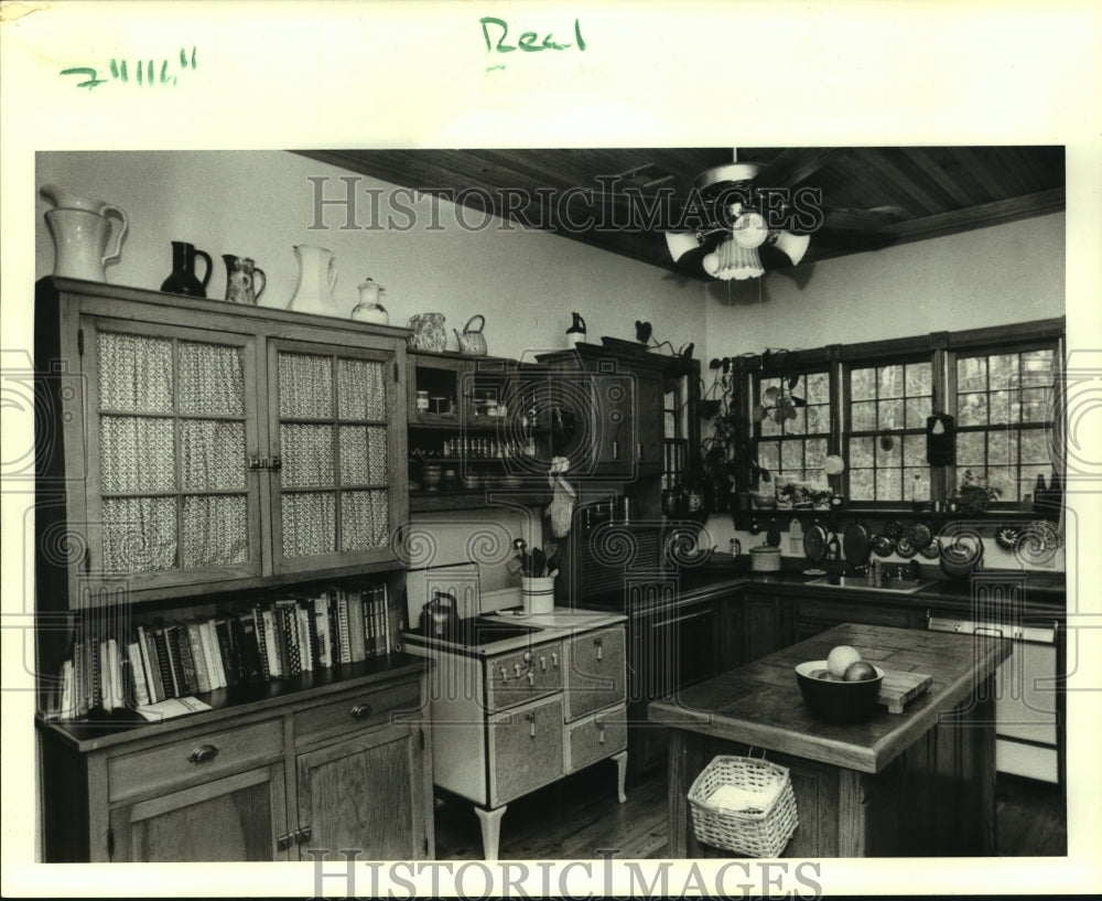 1988 Press Photo Kitchen of Dennis Hinds, Covington resident - Historic Images