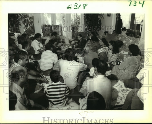 1988 Press Photo Participants during Hindu Worship service at Dr. Biswas' home - Historic Images