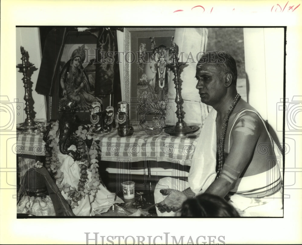 1988 Press Photo Priest Ravi Sharma - Hindu Temple Society of New Orleans - Historic Images