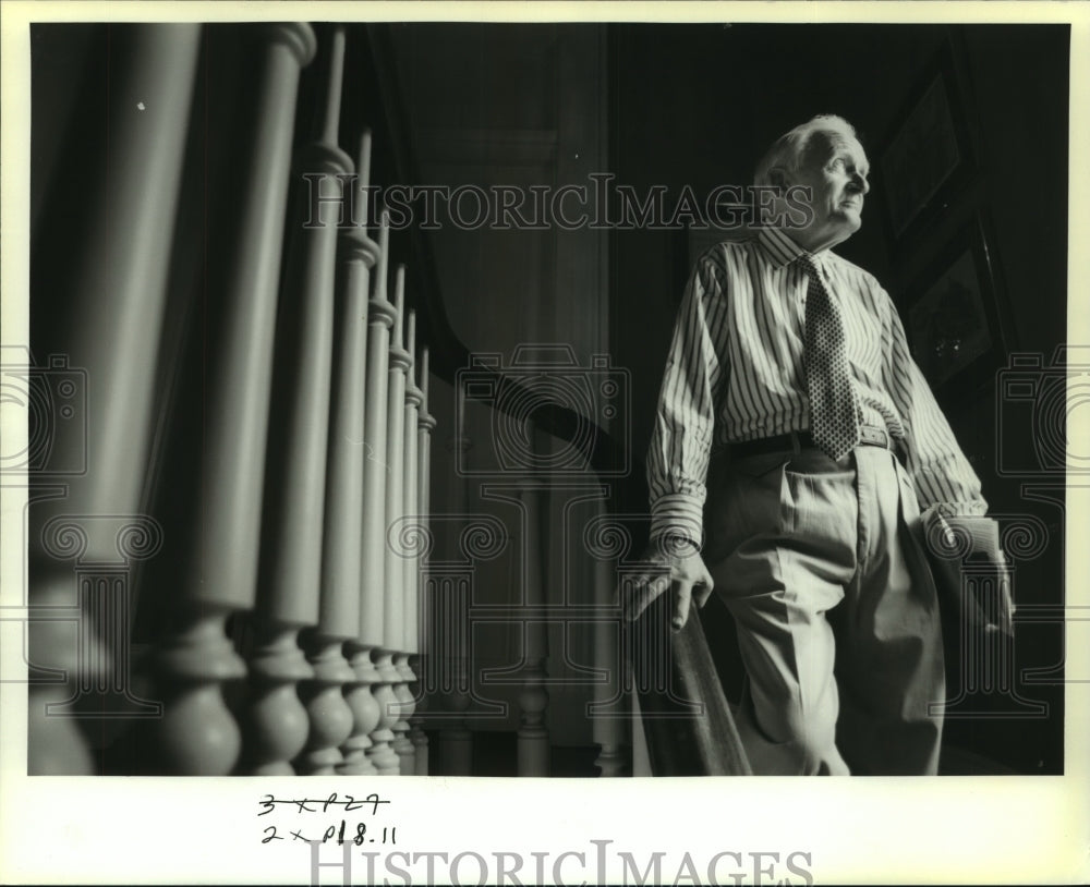 1994 Press Photo Bob Hines stands in the stairwell of his home on Esplanade Ave. - Historic Images