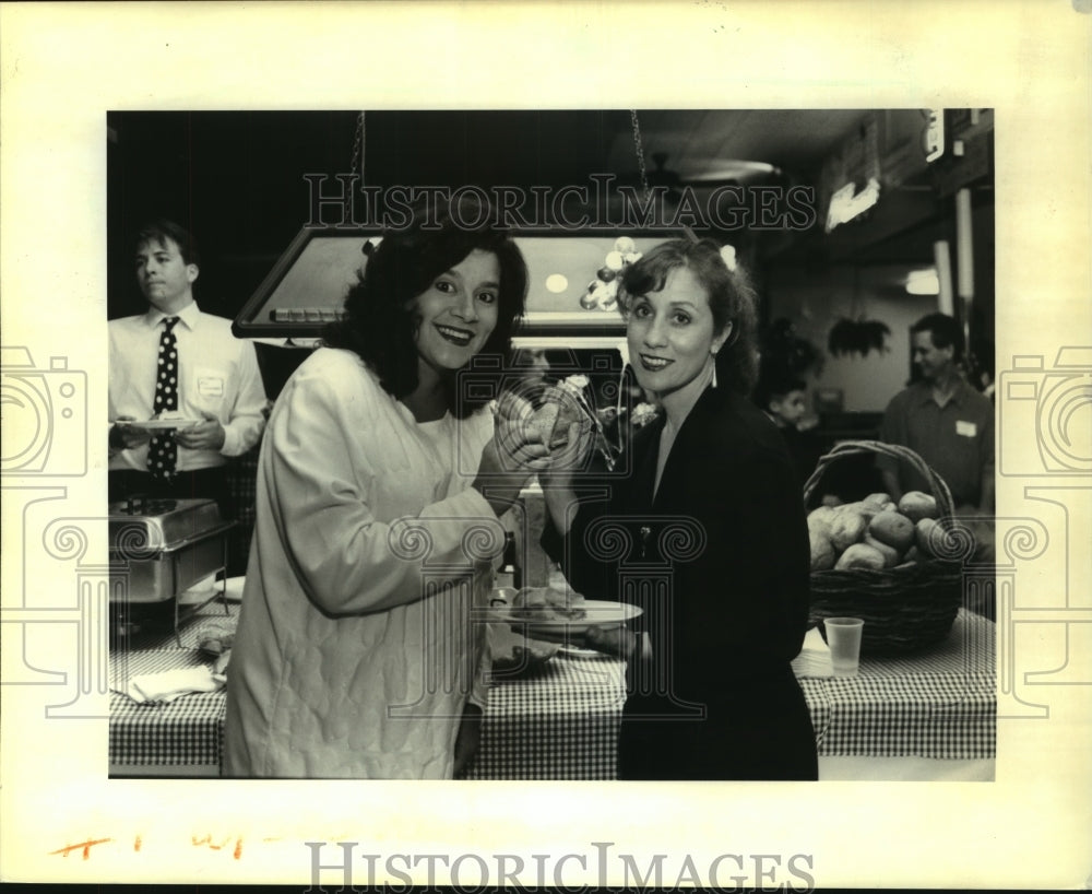 1992 Press Photo WYES TV Auction kick-off party-Donna Hines and Cynthia Chauvin - Historic Images