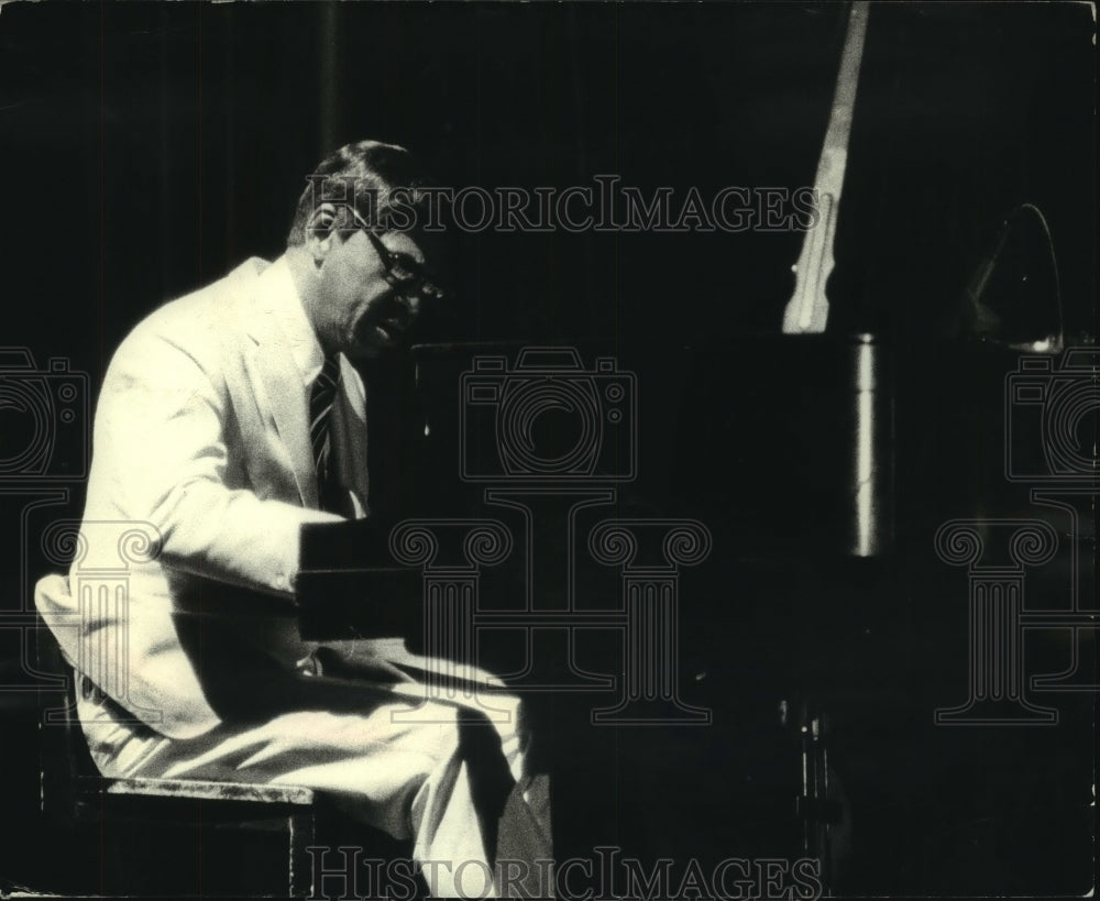 1977 Press Photo Pianist and vaudevillian Earl Hines during his performance - Historic Images