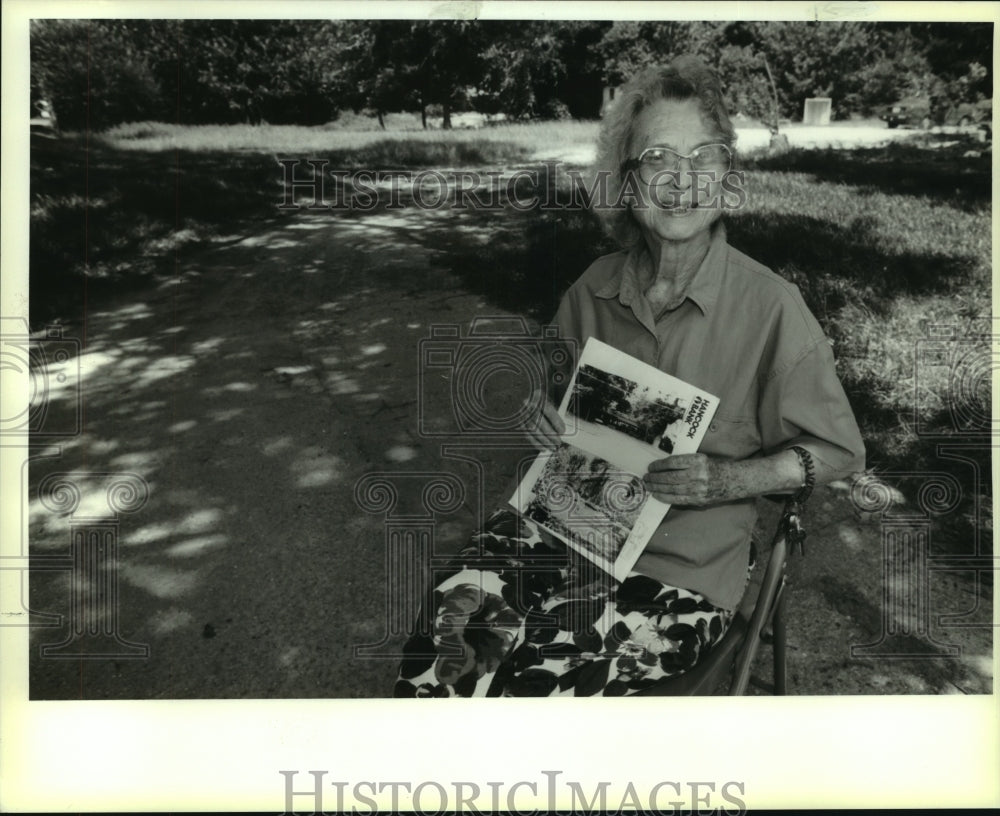 1994 Press Photo Jacqueline Hines holding photos of her home on 84th birthday - Historic Images