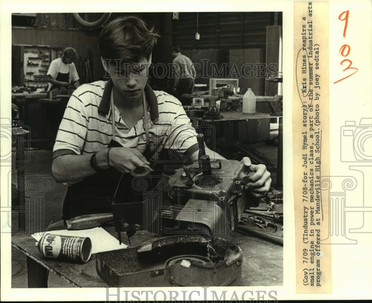 1988 Press Photo Kris Hines during industrial arts program at Mandeville High - Historic Images