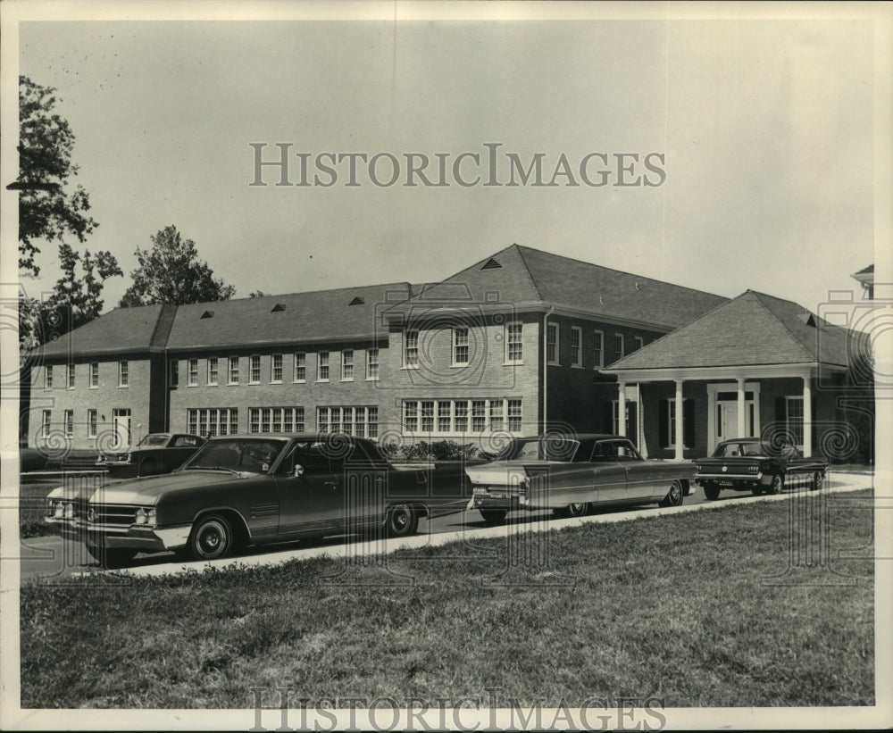 1967 Press Photo The entrance to Our Lady of Holy Cross College - nob35413-Historic Images