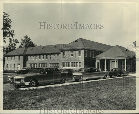1967 Press Photo The entrance to Our Lady of Holy Cross College - nob35413-Historic Images