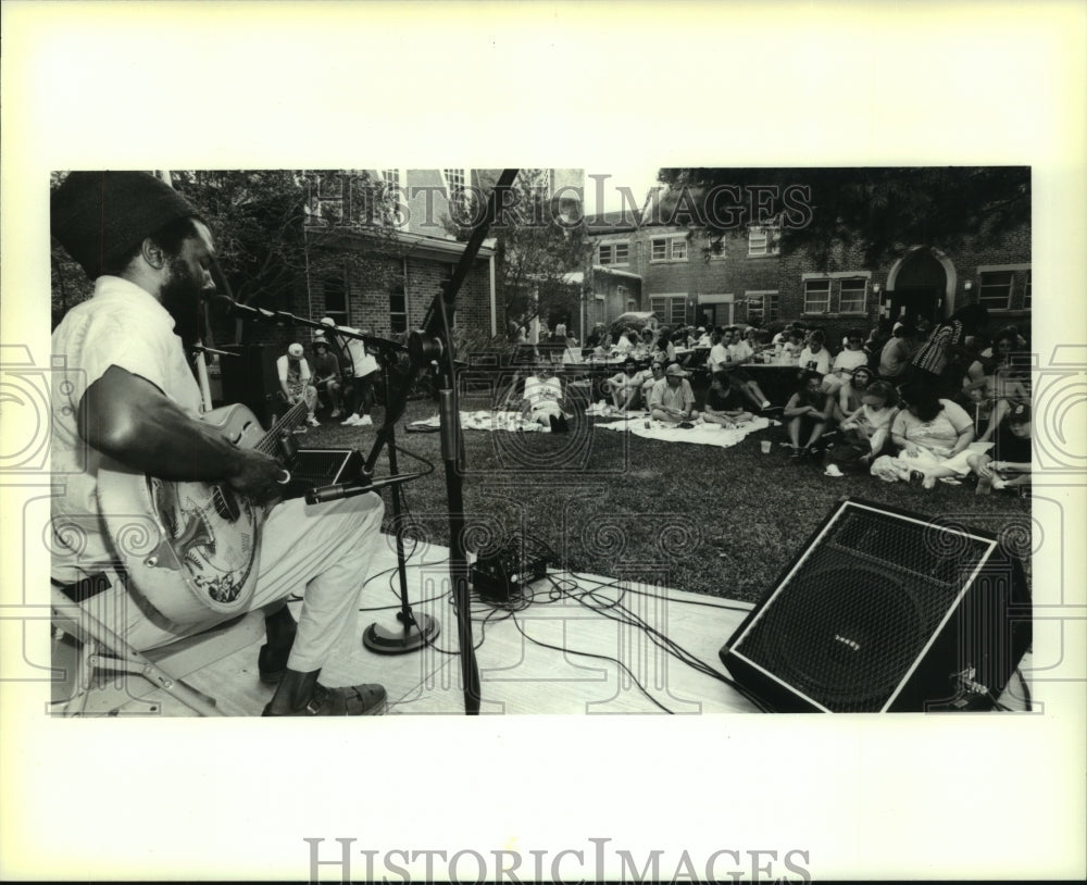 1995 Press Photo Corey Harris performs at a festival at Church of Holy Comforter - Historic Images