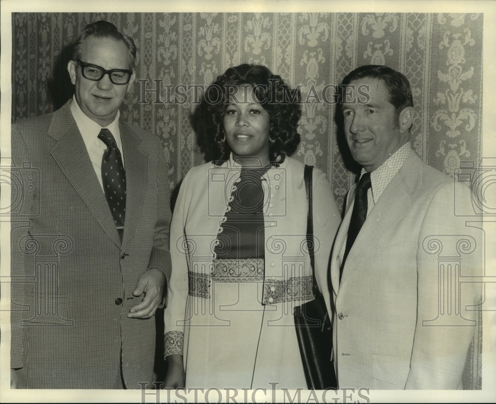 1973 Press Photo Dr. Ruth Love Holloway &amp; others at Reading Meet, Fairmont Hotel - Historic Images