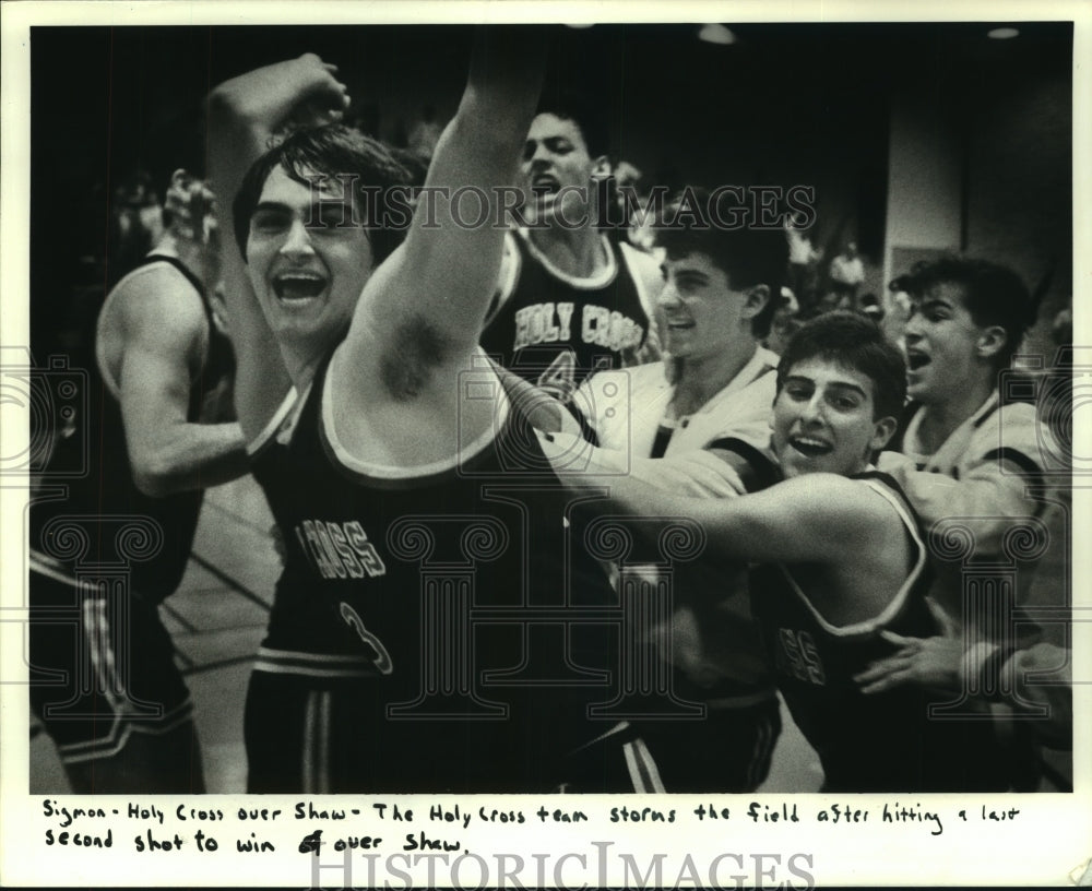 1988 Press Photo Holy Cross Basketball team celebrate last second win over Shaw - Historic Images