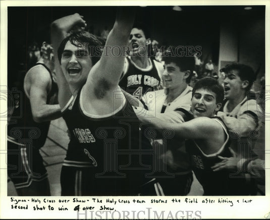 1988 Press Photo Holy Cross Basketball team celebrate last second win over Shaw - Historic Images