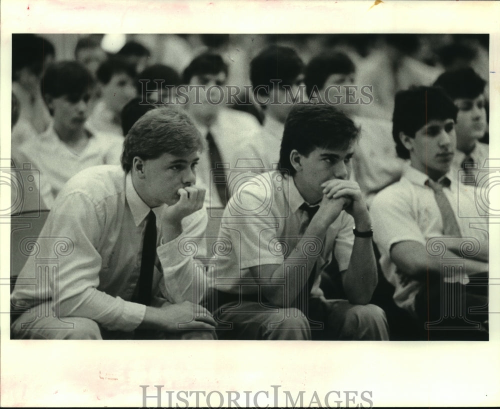 1988 Press Photo Holy Cross Students listening to Steeler&#39;s Player Rocky Bleier - Historic Images