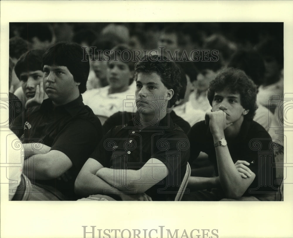 1985 Press Photo Holy Cross students during Captain Gerald Coffee talk - Historic Images