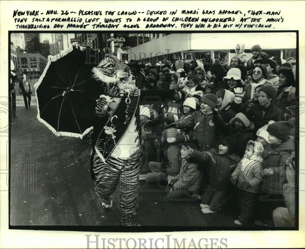 1987 Press Photo Tiger-Man Tony Saltaformaggio waves to a group of children. - Historic Images