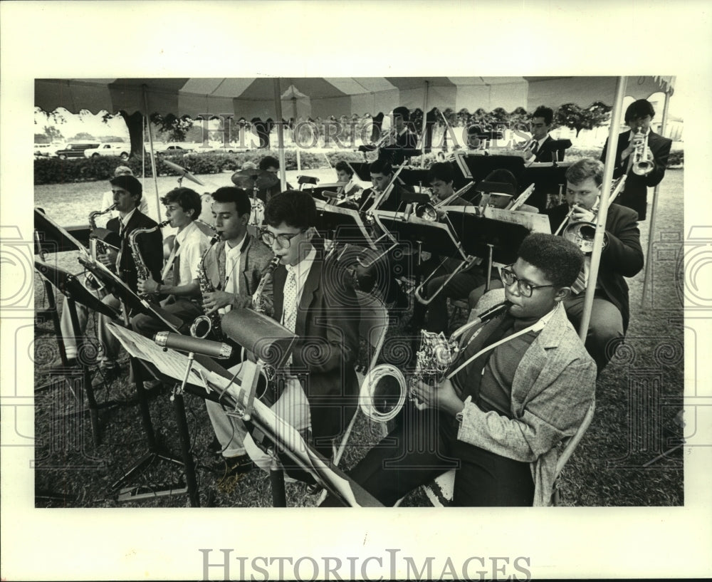 1987 Press Photo Holy Cross High School jazz band play for Riverfront Festival. - Historic Images