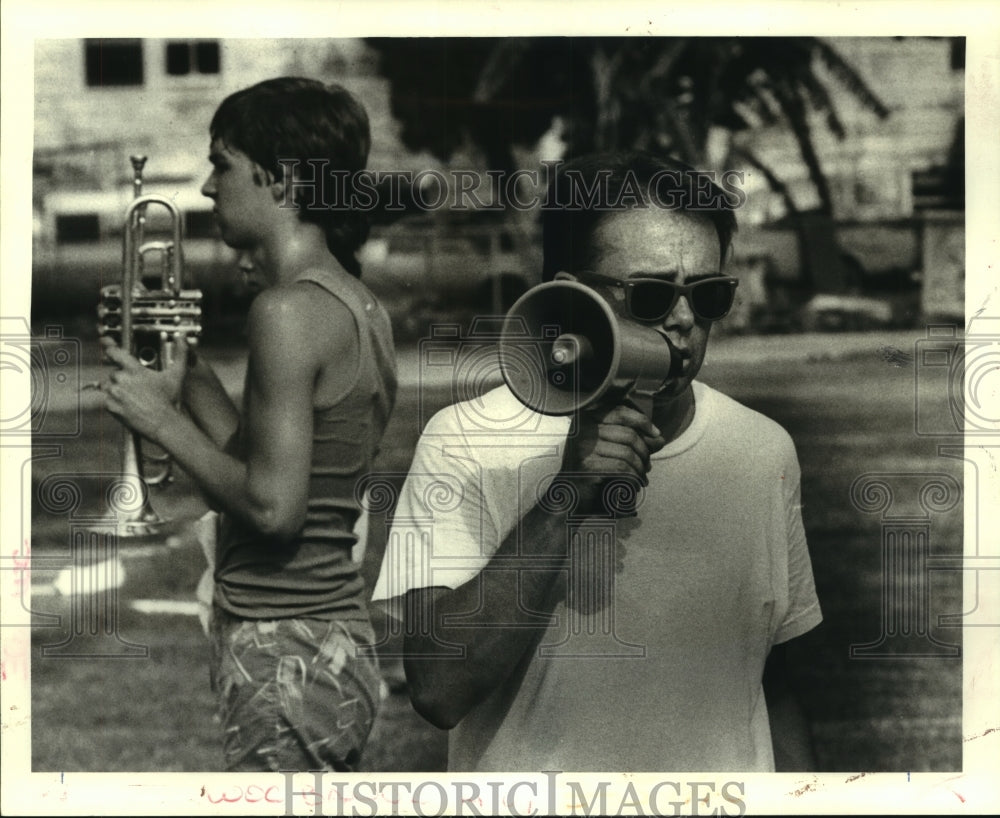 1987 Press Photo Band Director Randy Weaver uses a loud speaker at band camp. - Historic Images