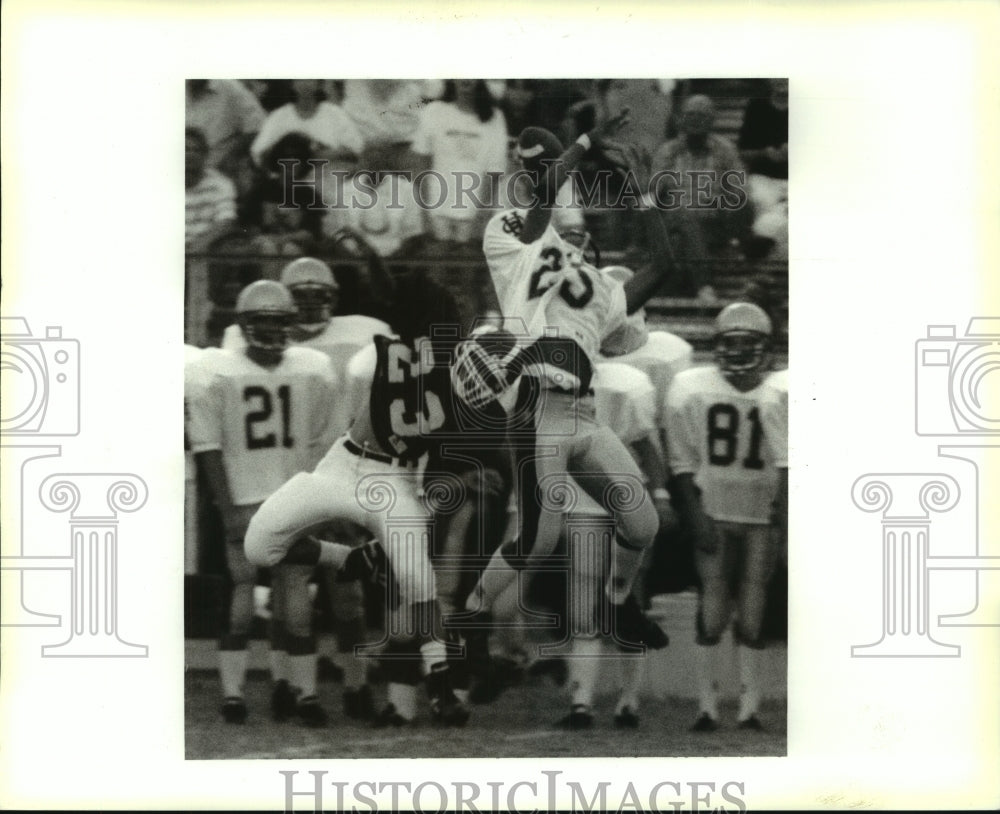 1995 Press Photo Chalmette vs Holy Cross football game. - nob35462 - Historic Images