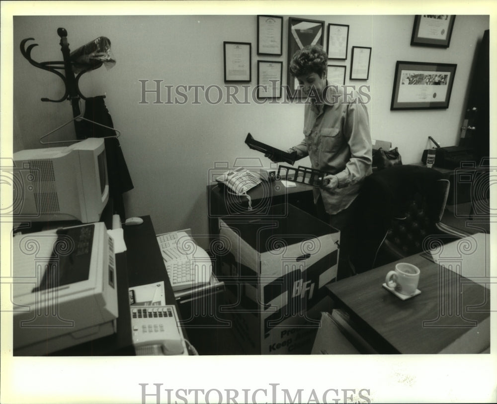 1996 Press Photo Deputy Superintendent Carol Hewlett moves out of her office. - Historic Images