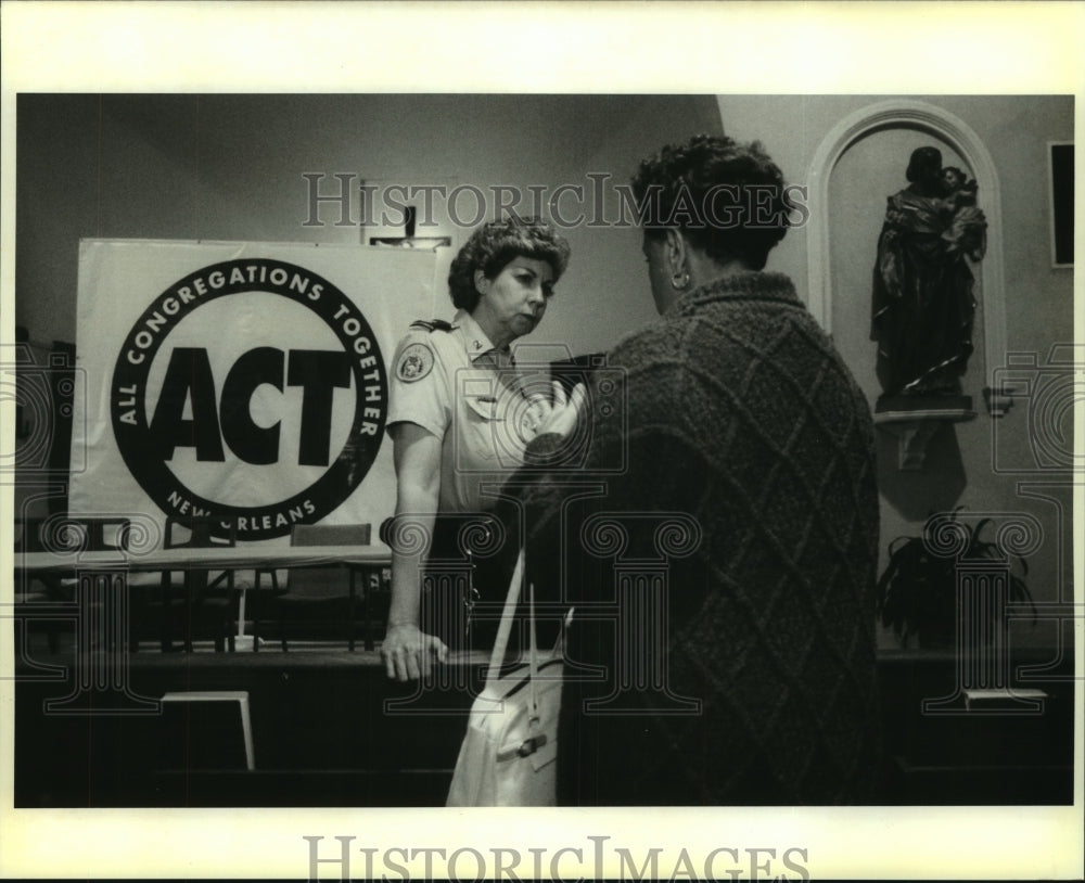 1994 Press Photo C. G. Hewlett and Council member Suzanne Haik Terrell. - Historic Images