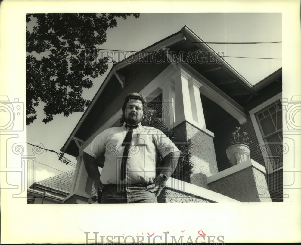 1989 Press Photo Rick Hodgson stands in front of the home at 6020 Magazine. - Historic Images