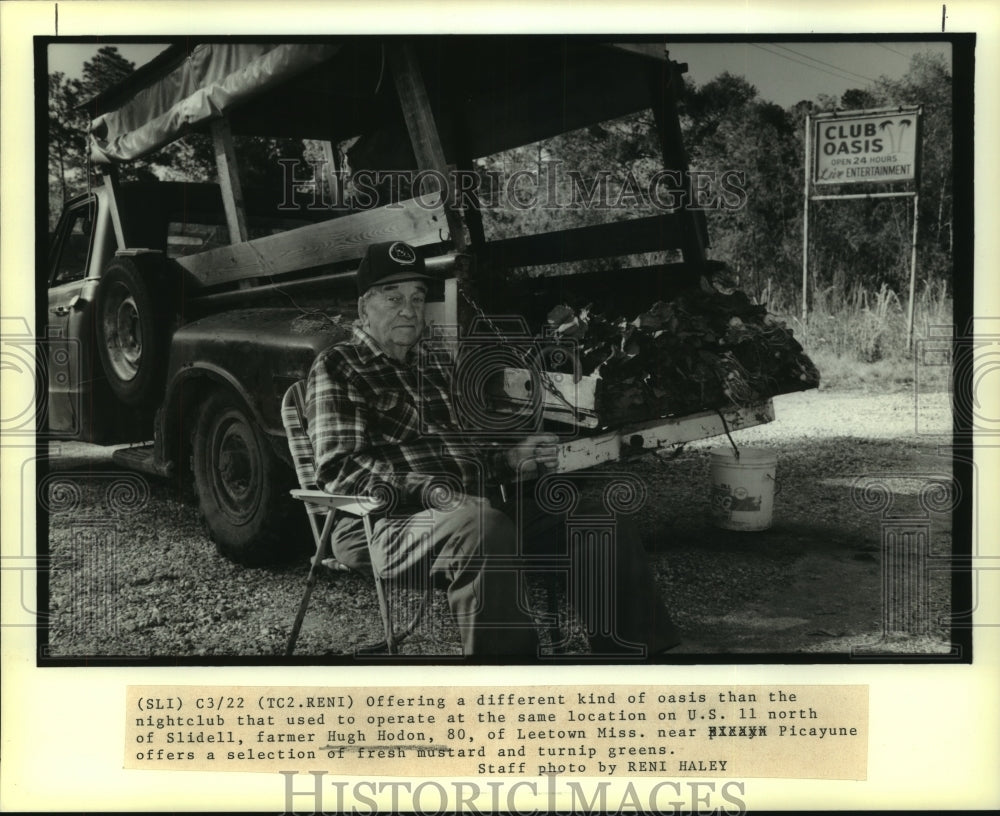 1990 Press Photo Hugh Hodon sells fresh greens from his truck near Slidell - Historic Images