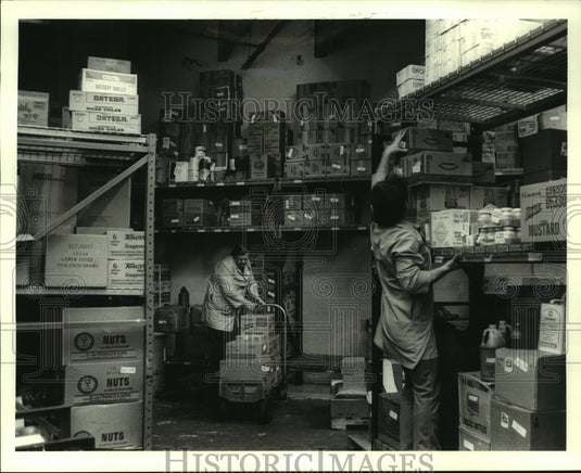 1986 Press Photo Stocking up Hilton Hotel to prepare for Super Bowl & Mardi Gras - Historic Images
