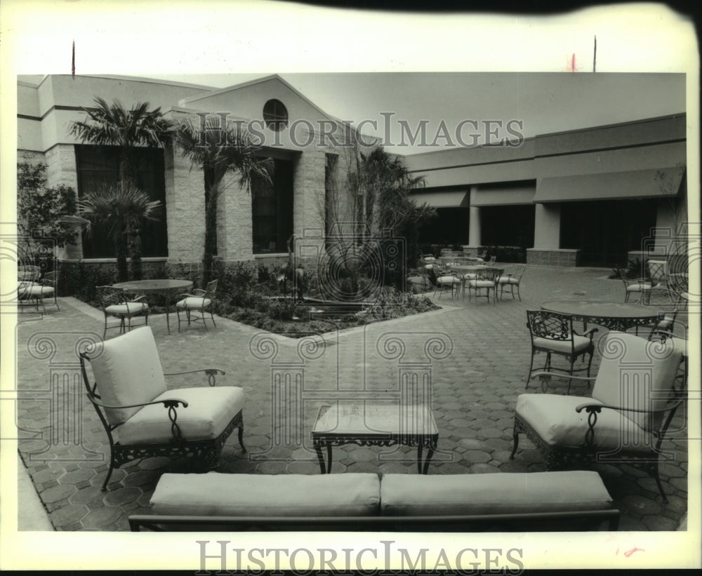 1989 Press Photo View of courtyard area of the airport Hilton Hotel - Historic Images