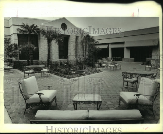 1989 Press Photo View of courtyard area of the airport Hilton Hotel - Historic Images