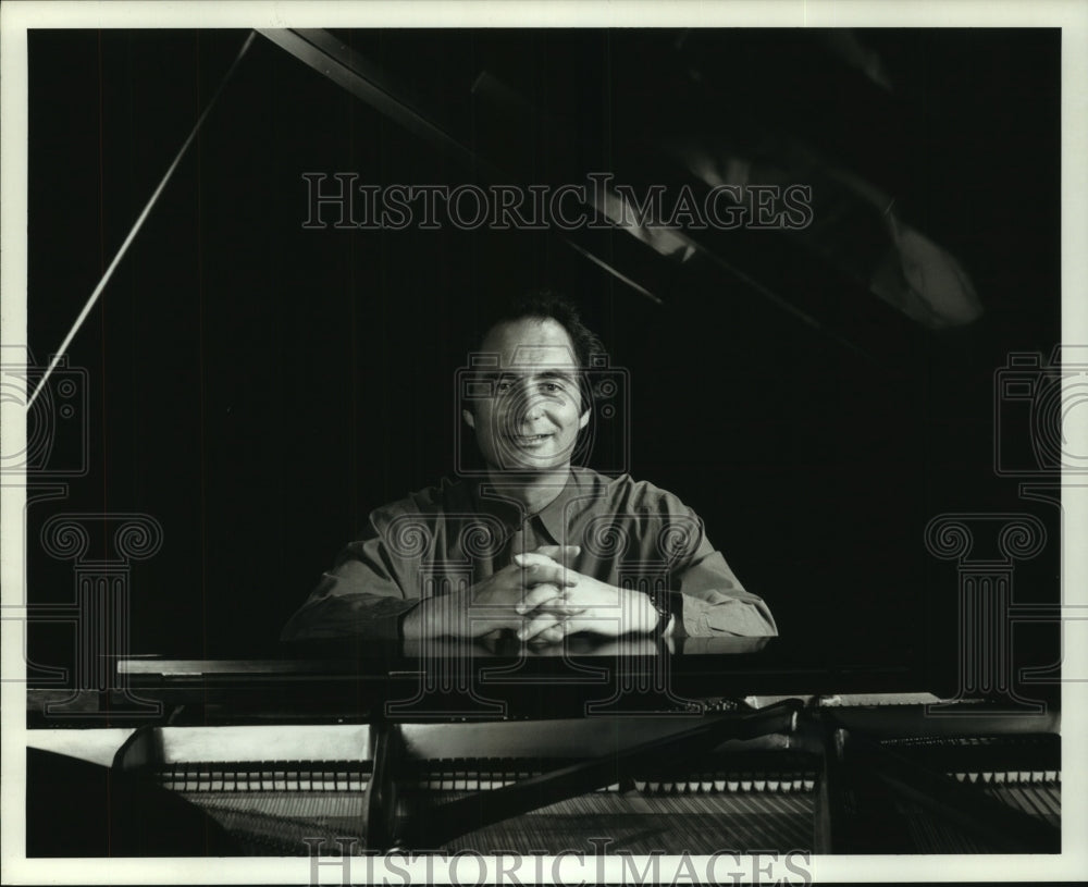 1995 Press Photo Sandy Hinderlie, music director. - nob35506 - Historic Images