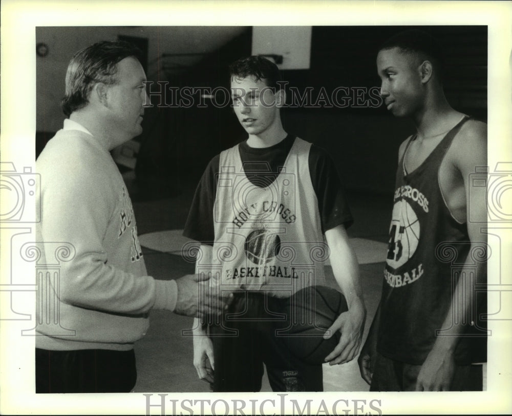 1995 Press Photo Coach John Priola talks to Dave Kellum and Emmett Cheri. - Historic Images