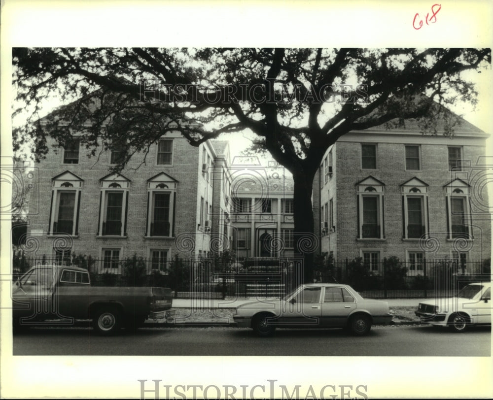 1988 Press Photo Housing at 3300 St. Charles - Historic Images