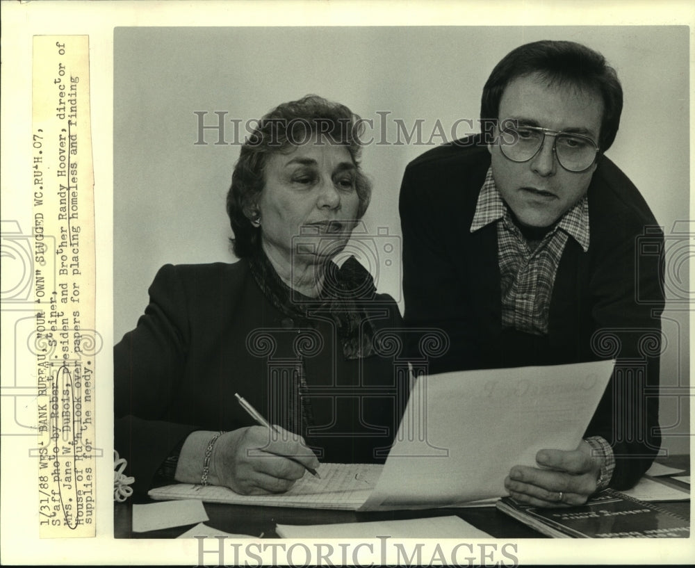 1988 Press Photo House of Ruth leaders review papers to help the homeless - Historic Images