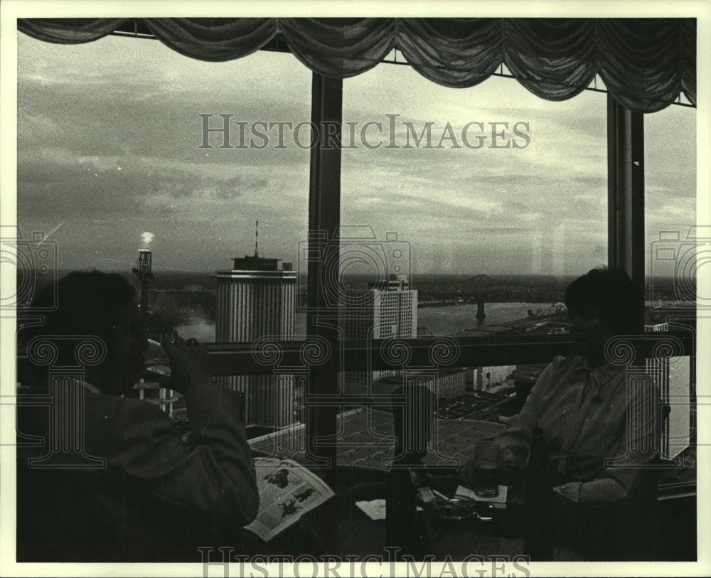 1978 Press Photo Guests eat, drink &amp; enjoy the view at the Hyatt Regency Hotel - Historic Images