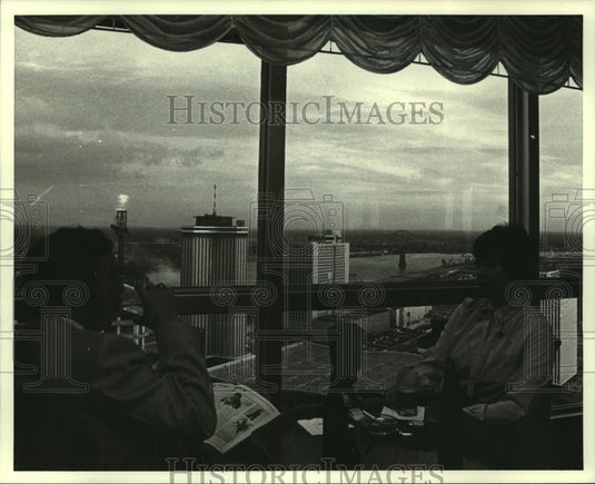 1978 Press Photo Guests eat, drink & enjoy the view at the Hyatt Regency Hotel - Historic Images