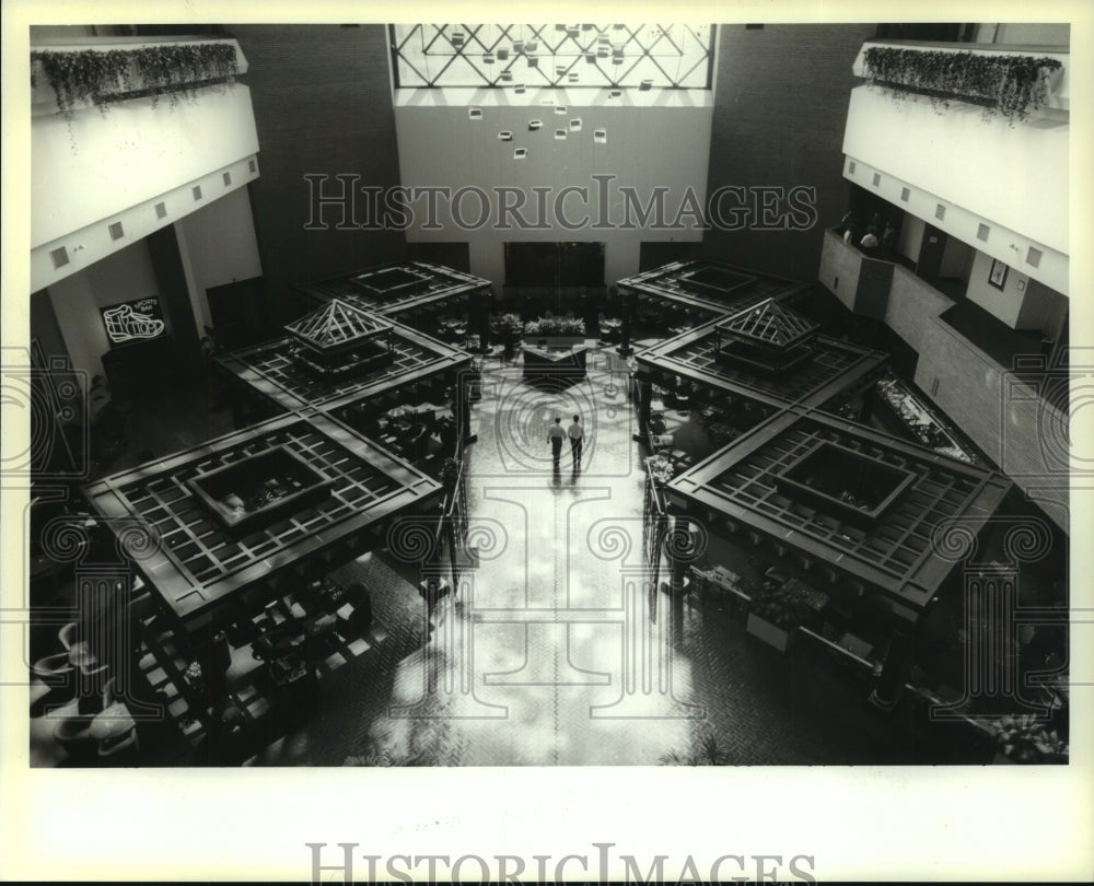 1994 Press Photo An overview of the renovated restaurant area in the Hyatt Hotel - Historic Images