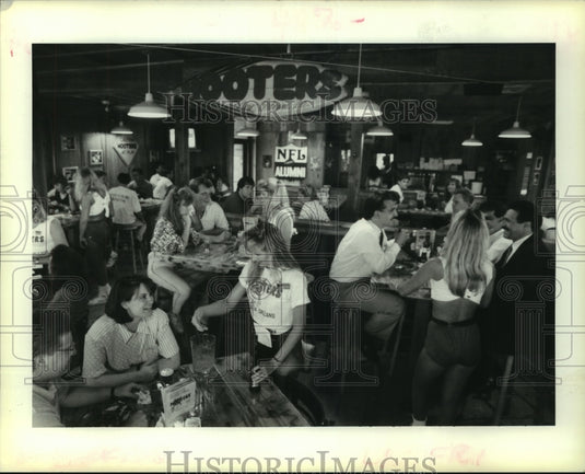 1991 Press Photo Waitresses serve guests after dark at Hooter's Restaurant - Historic Images