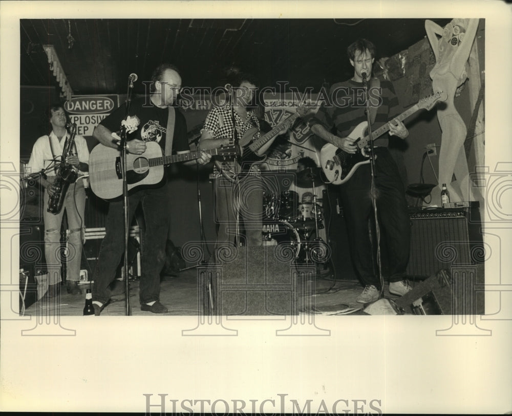 1990 Press Photo Members of the band Hooligans at Ruby's Roadhouse - Historic Images