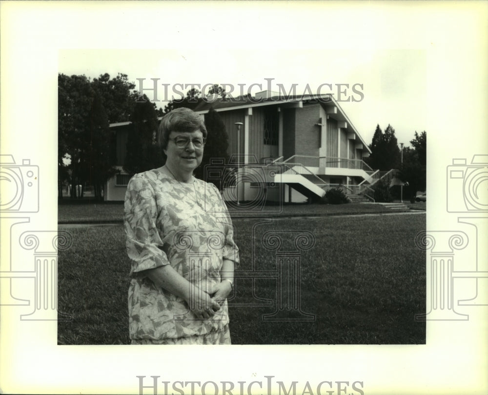 1991 Press Photo Sr. Diane Hooley in front of the church - Historic Images